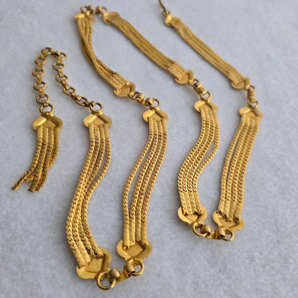 Vintage Gold Tone Multi Strand Herringbone Chain Belt Tassel Quatrefoil